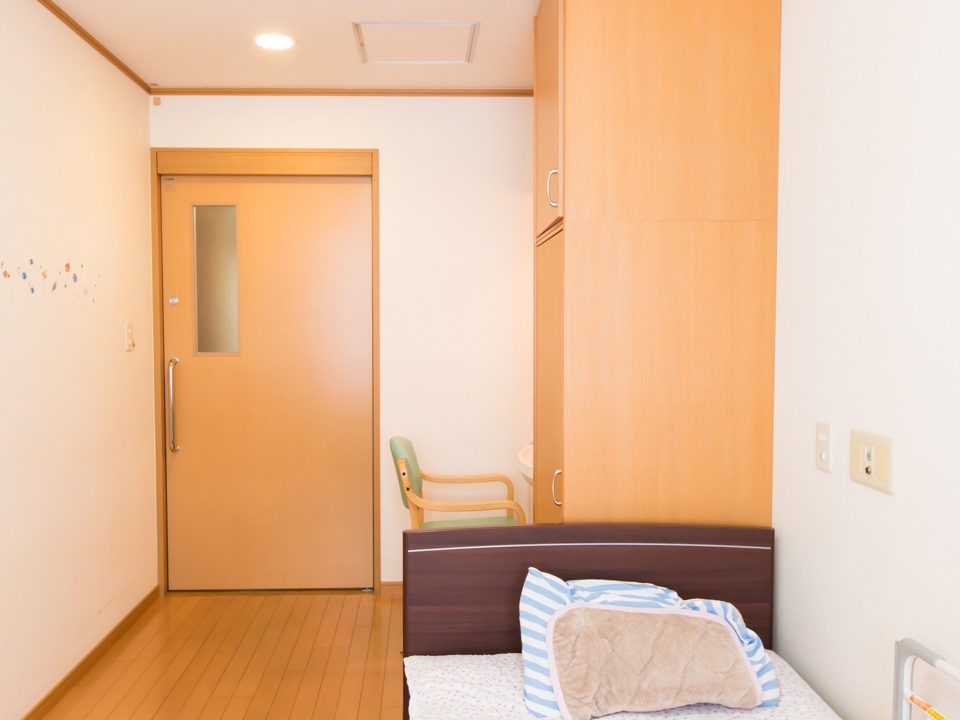 居室には天井まである備え付けのクローゼットがある。ドアの前に丸いスポットライトがあり、夜間も足元を照らしている。
