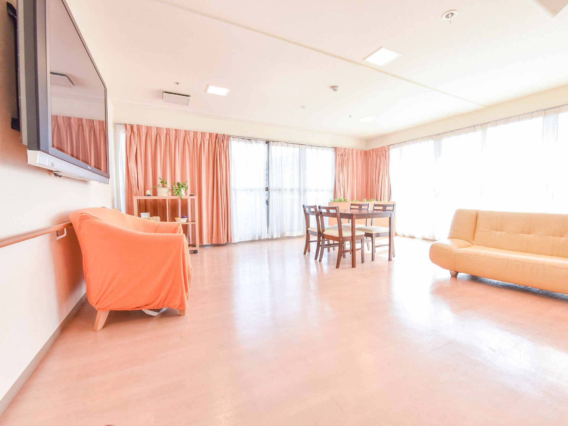 大きな窓から入ってくる日差しが心地よい部屋である。テレビが設置してあるので、テレビを見たり、利用者同士で談笑したり各々の時間を過ごせる。