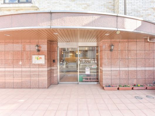 建物玄関正面から