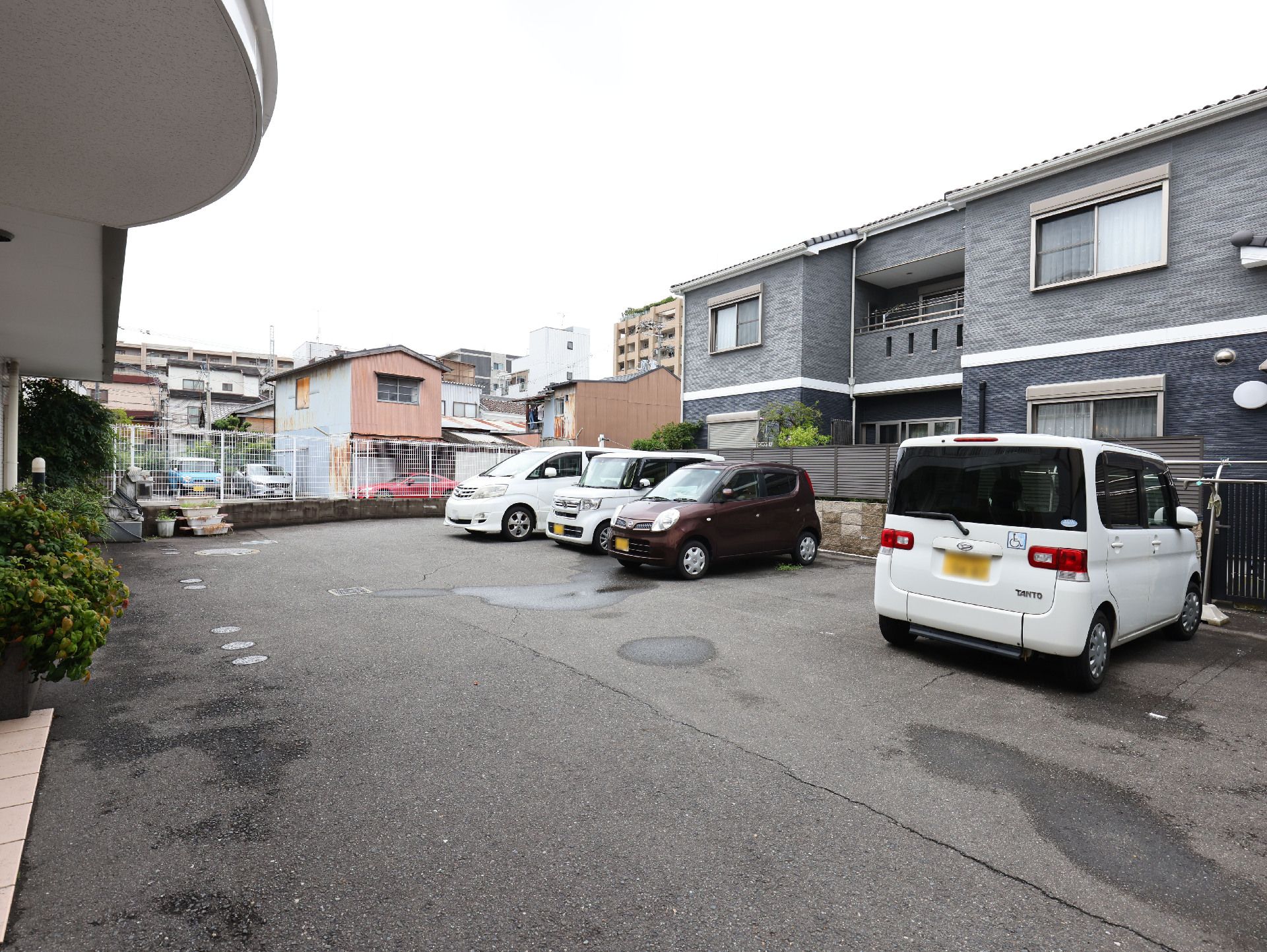 広いスペースに完備された駐車場
