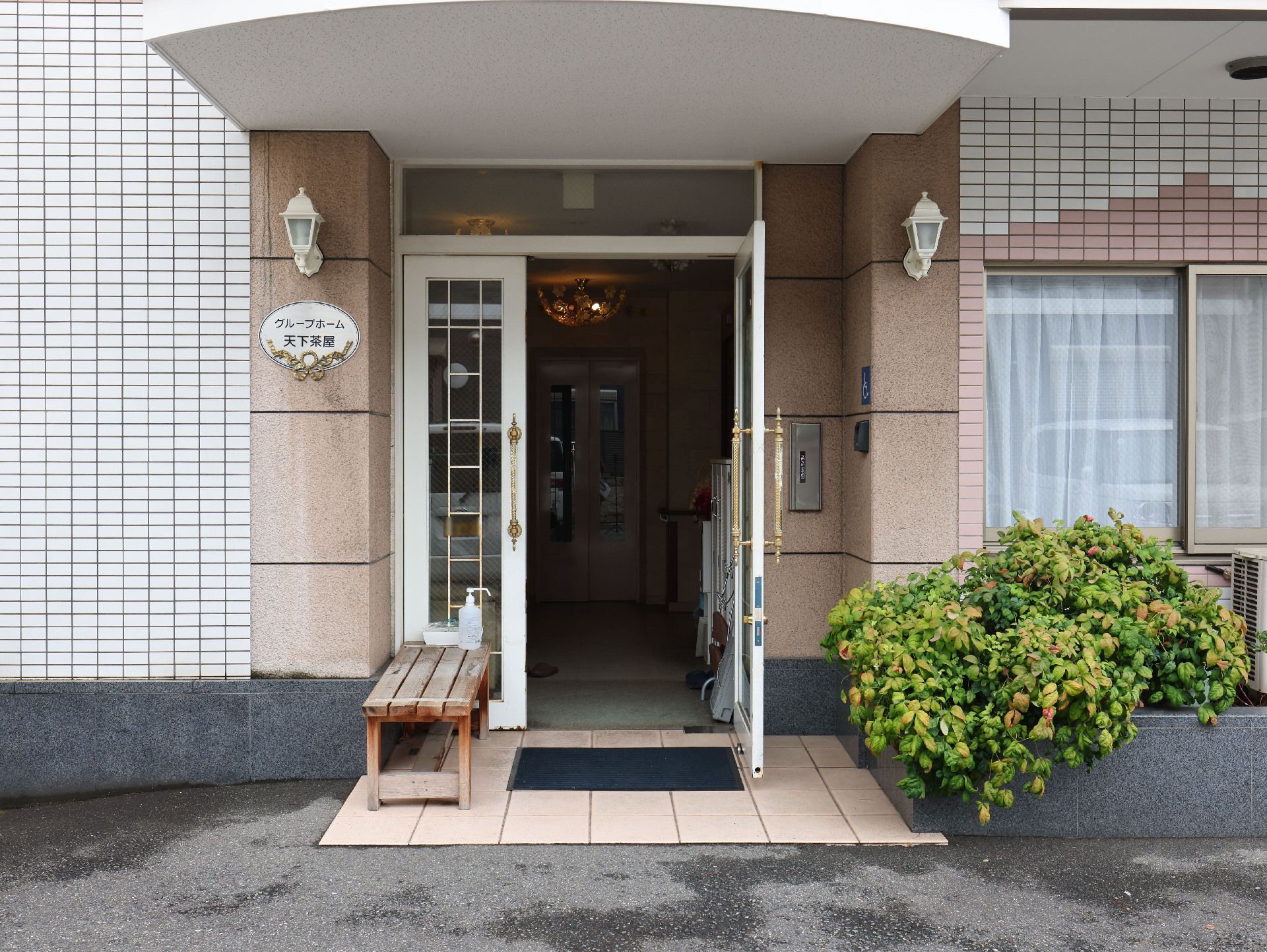 広い空間で段差のない玄関