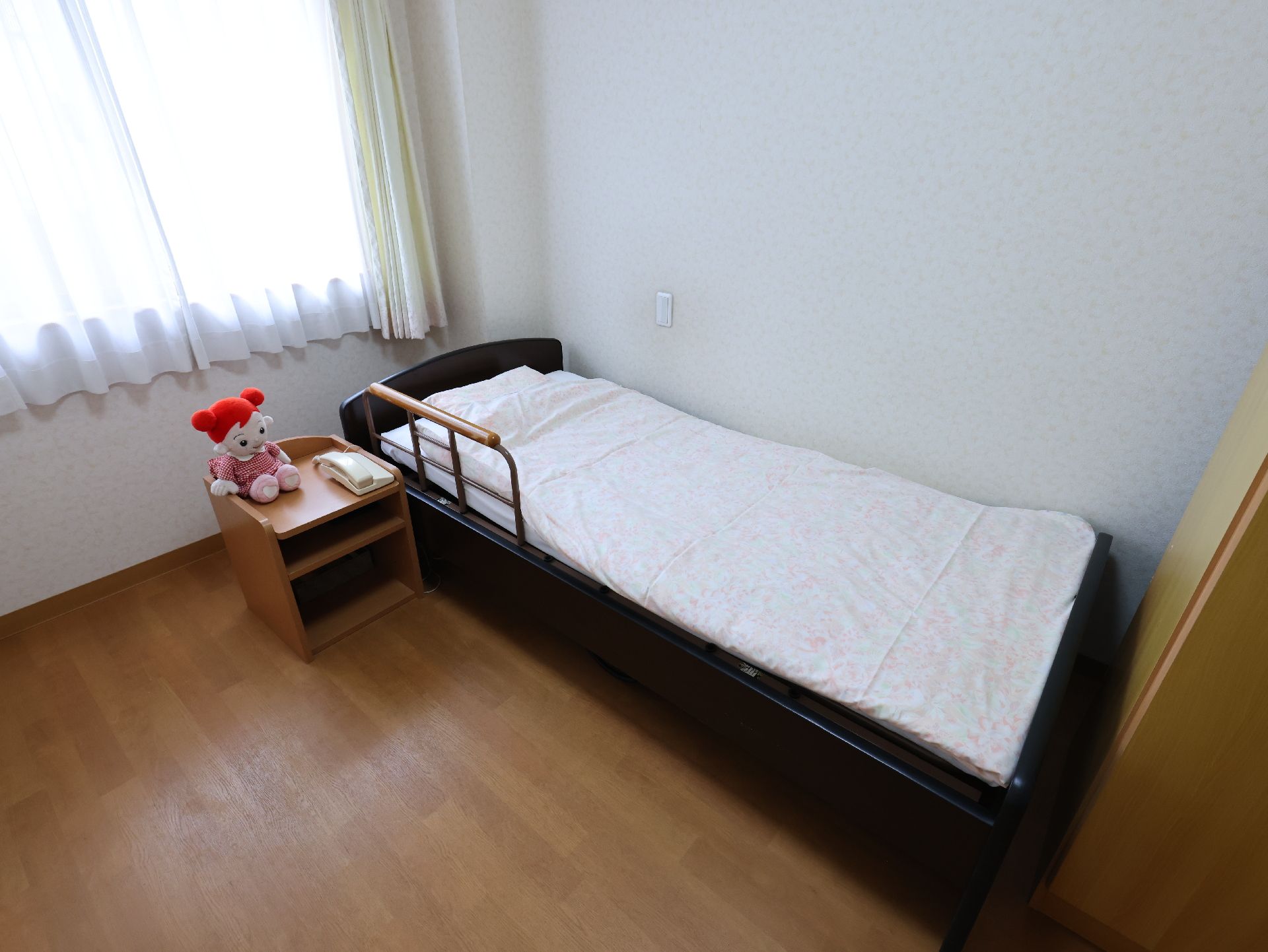 ベッドと収納家具が設置された居室