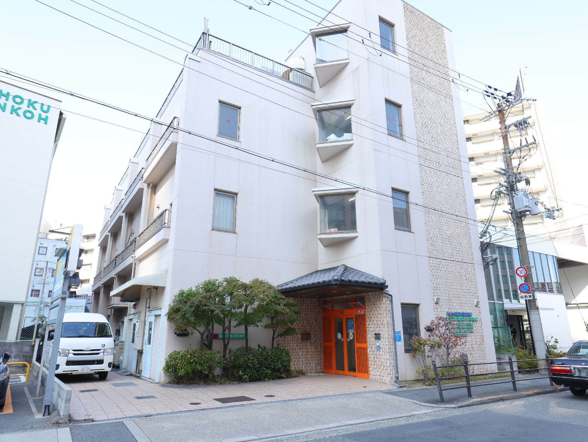 玄関まで段差がほとんどない施設の入り口