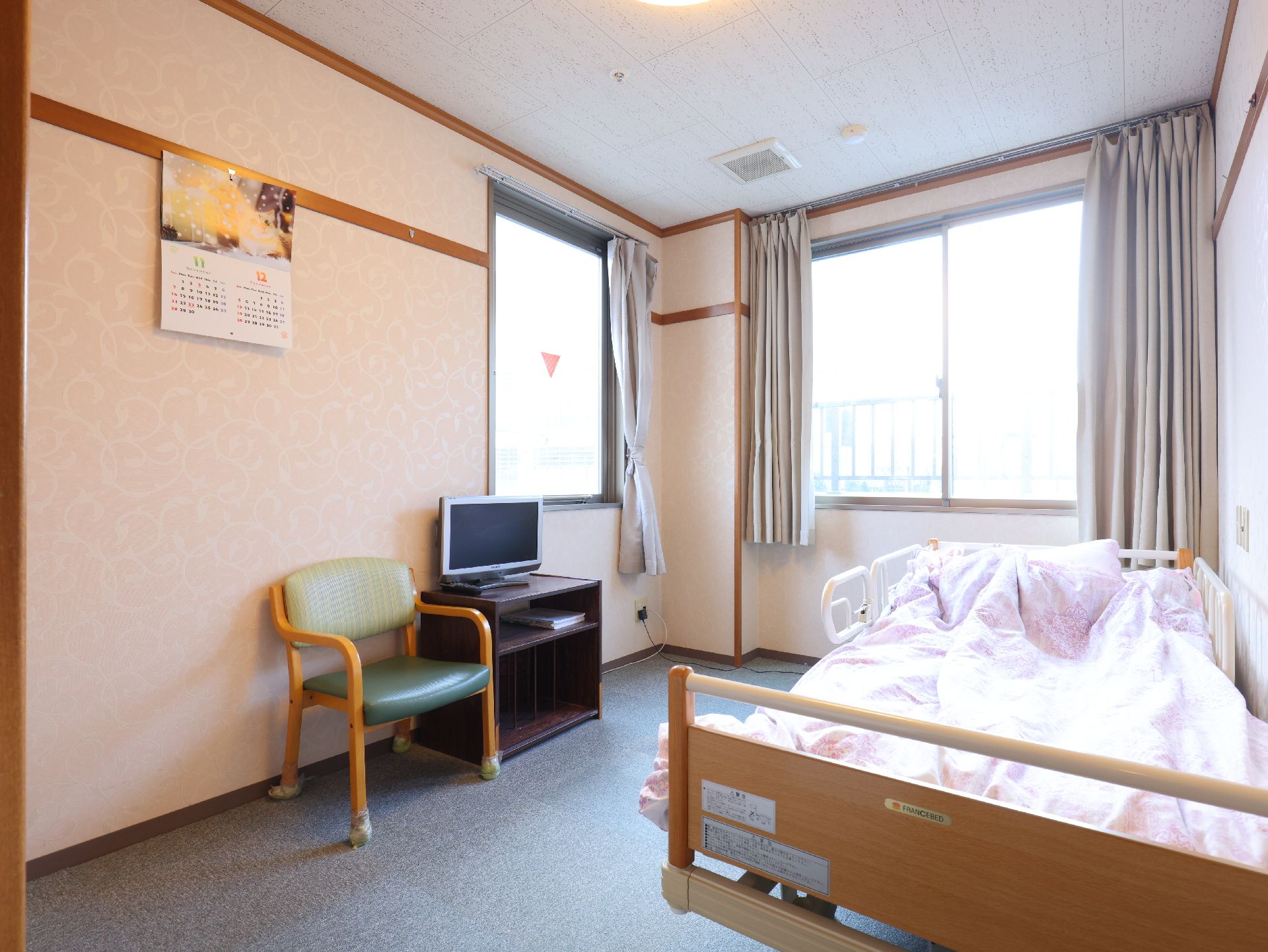 面積が広く、ベッドやテーブルが置かれている居室