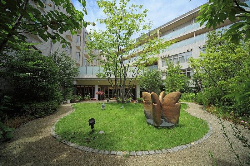 玄関自動扉の上部にある暖色系の間接照明が印象的な施設入口