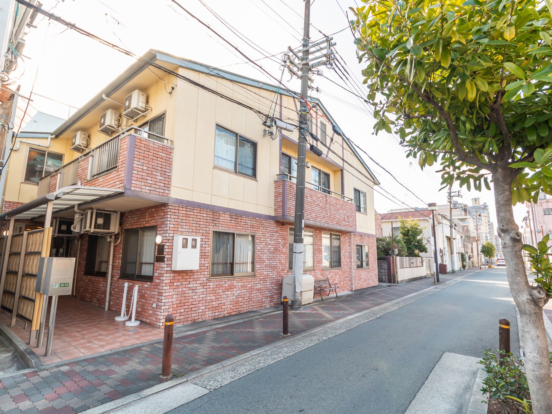 レンガ造りの建物外観