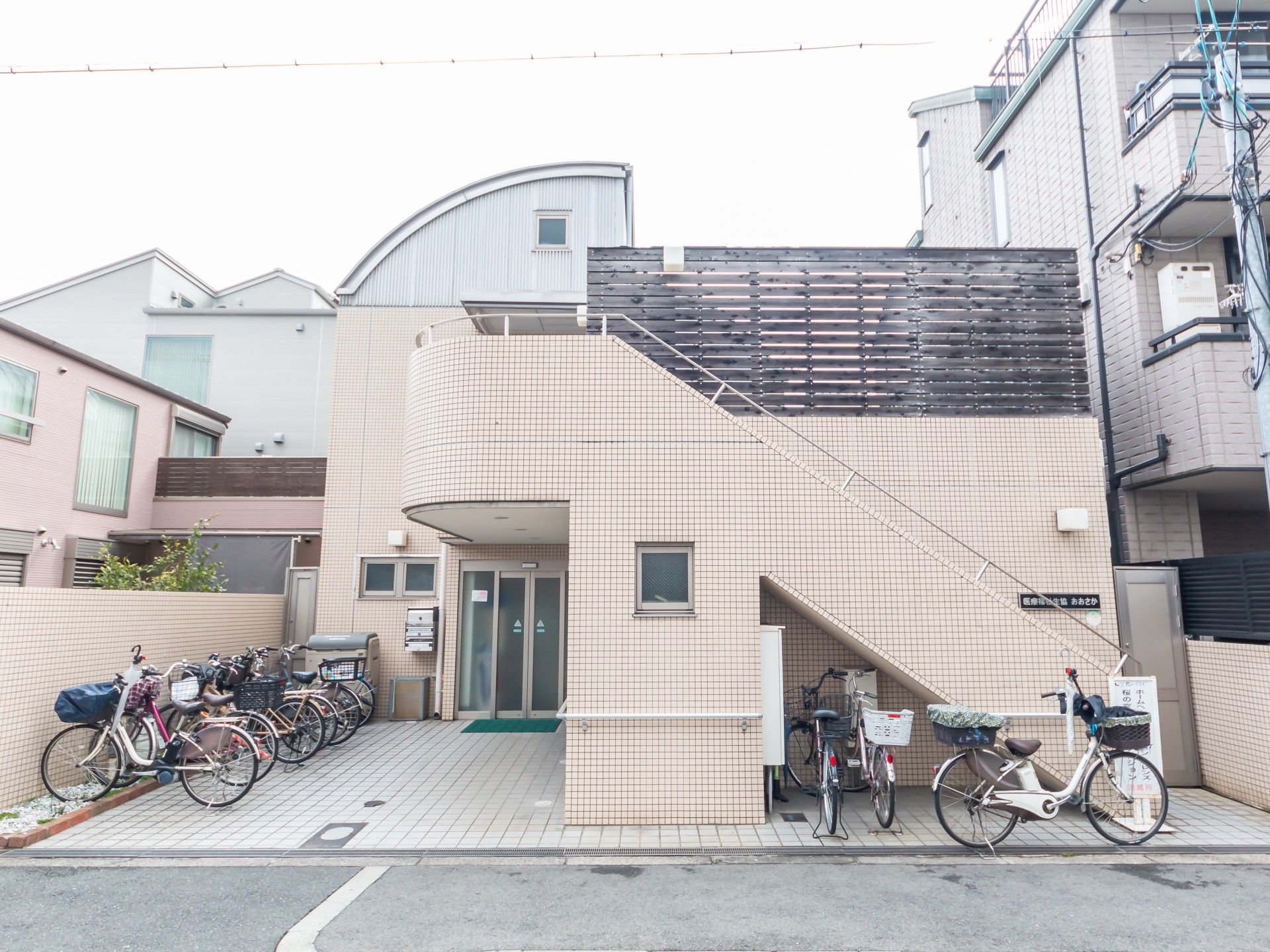 明るい外観の建物入口