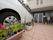 施設の玄関前には、プランターに花が植えられている。車での乗り入れが可能で、玄関前に駐車できるようになっている。