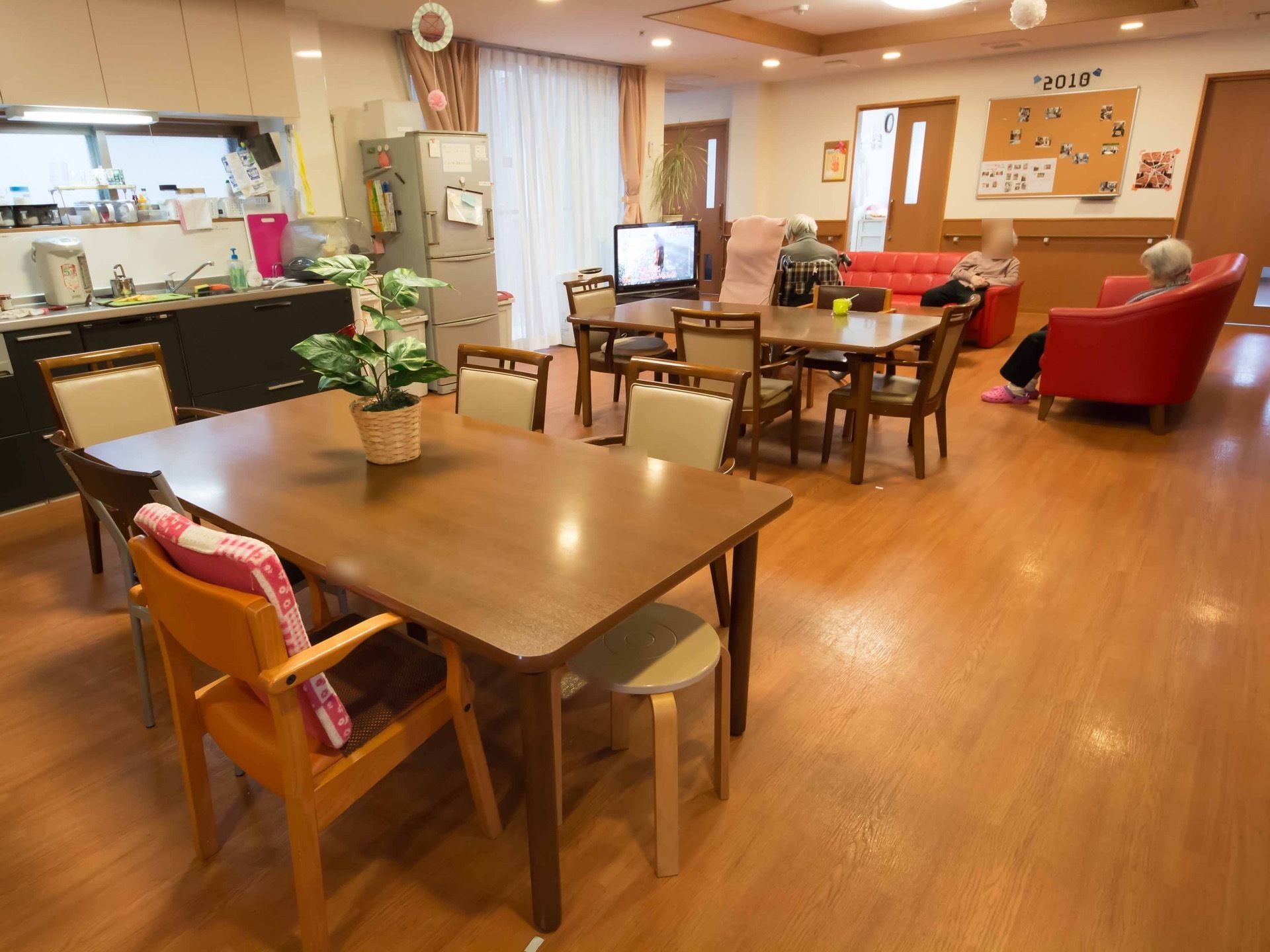 入居者様用の、フローリングできた共有スペースが用意されている。椅子テーブルの他に、ソファーも用意されており、ゆっくり過ごすことができる。