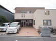 施設は、大きめの一戸建てのような印象を受けるものである。玄関先に駐車スペースがあり、足の不自由な方も通行しやすいようバリアフリー仕様である。