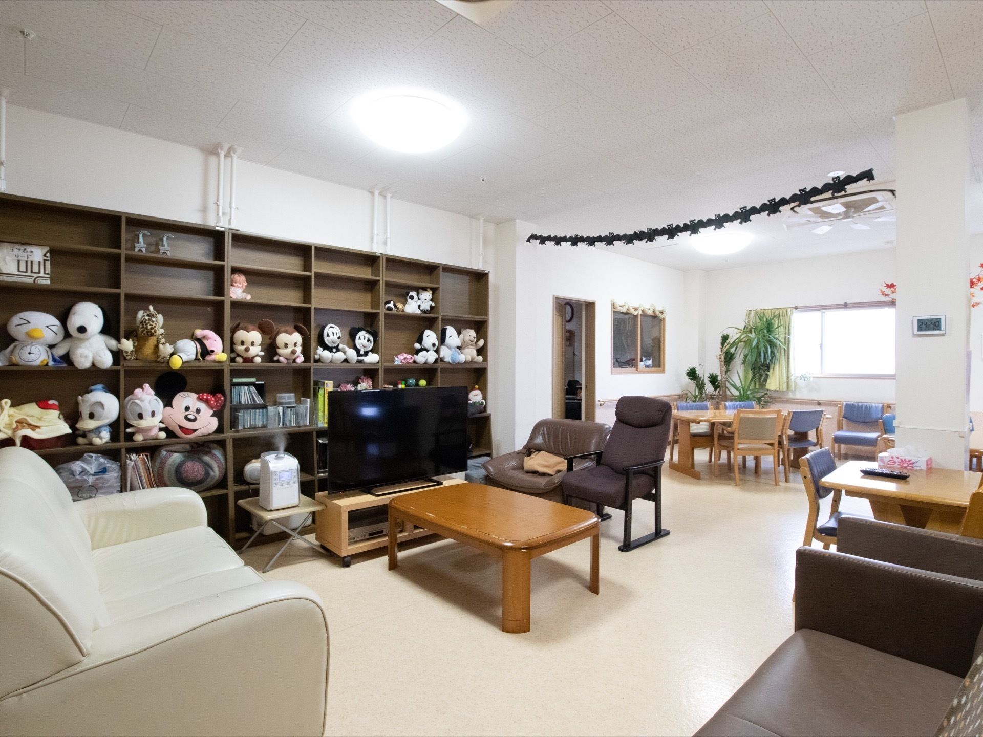 建物内で仕事をしているスタッフ。誰かに目線を合わせ、会話しようとしている。