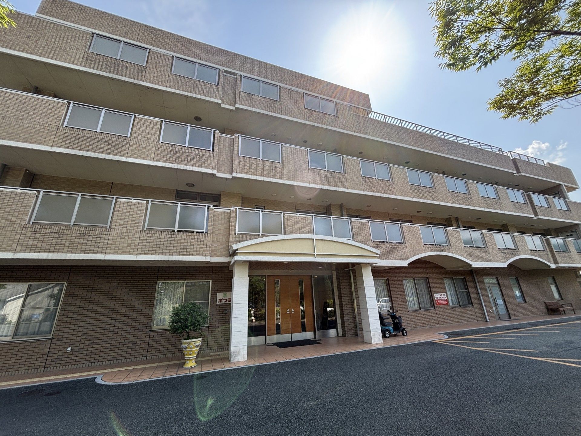 日差しが差し込む建物外観