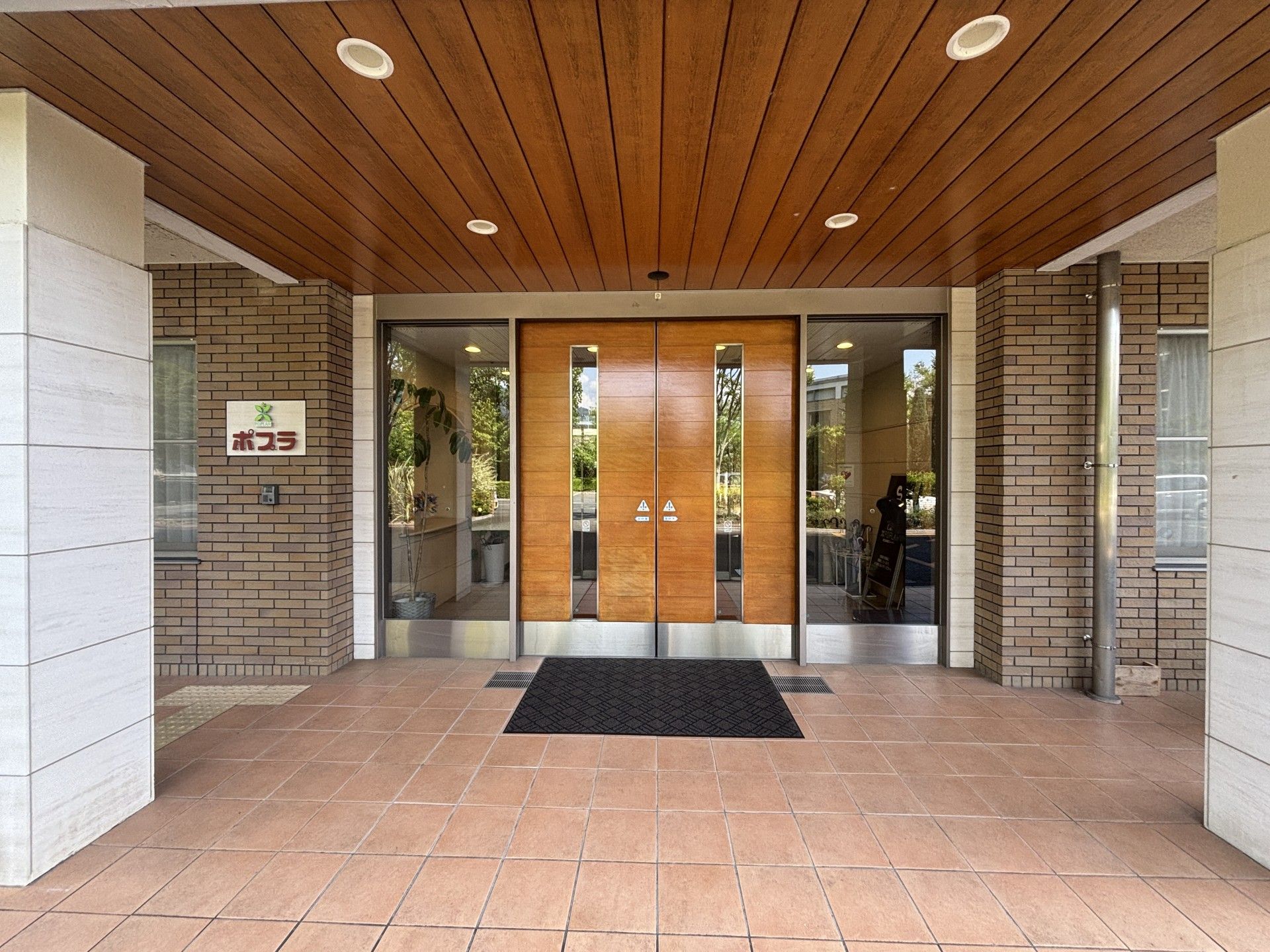 木製の扉があるエントランス