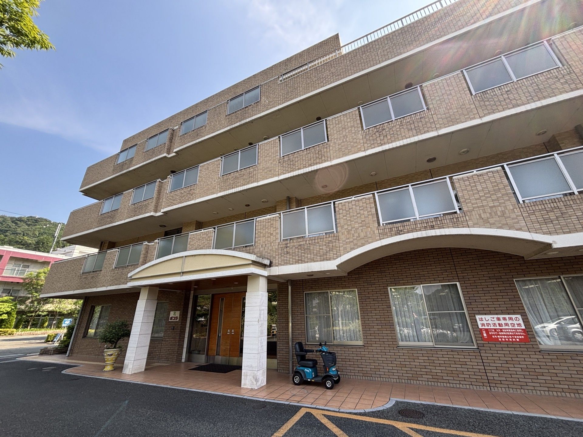 エントランス前の外観