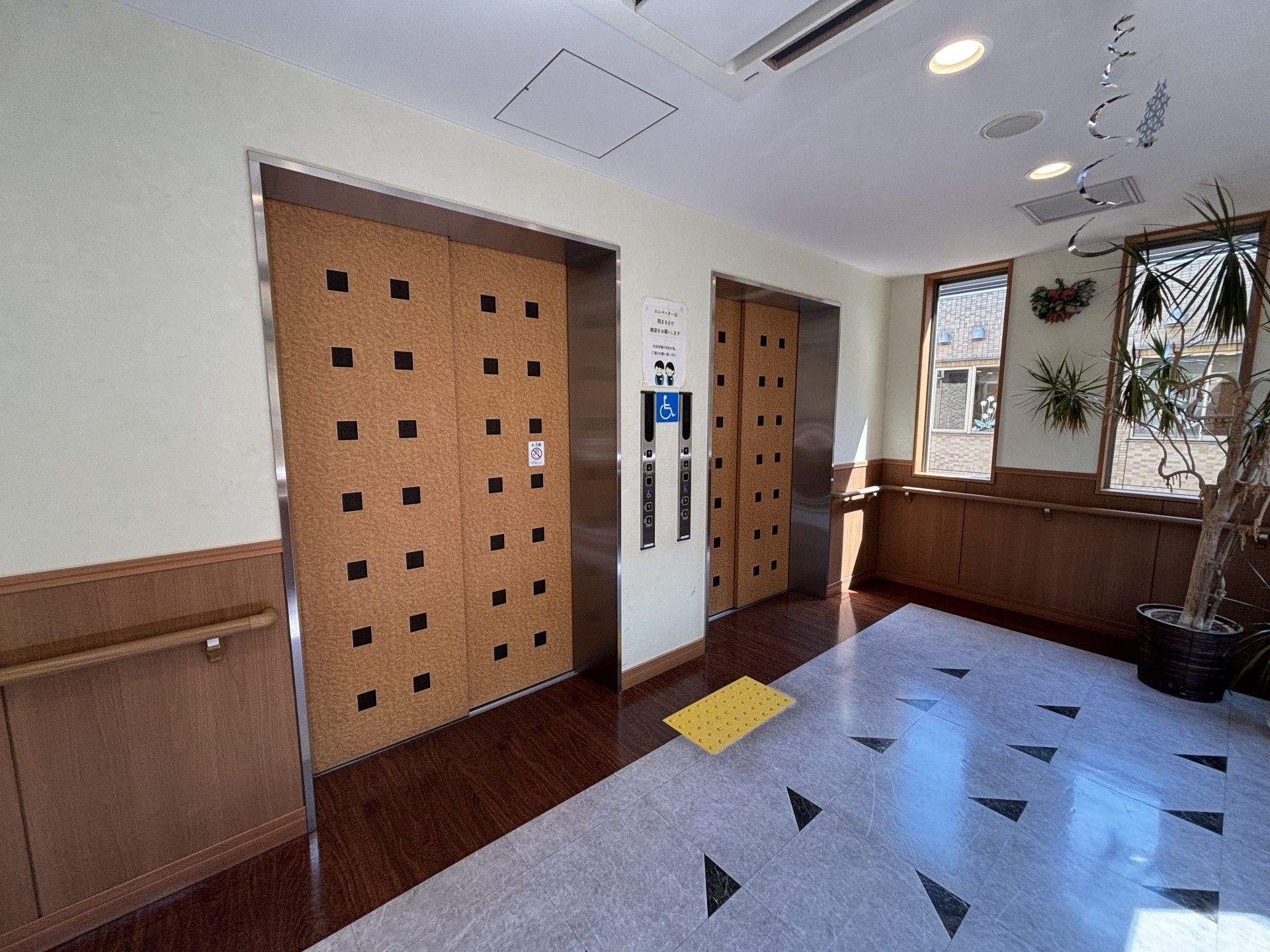 エレベーター前の明るい廊下