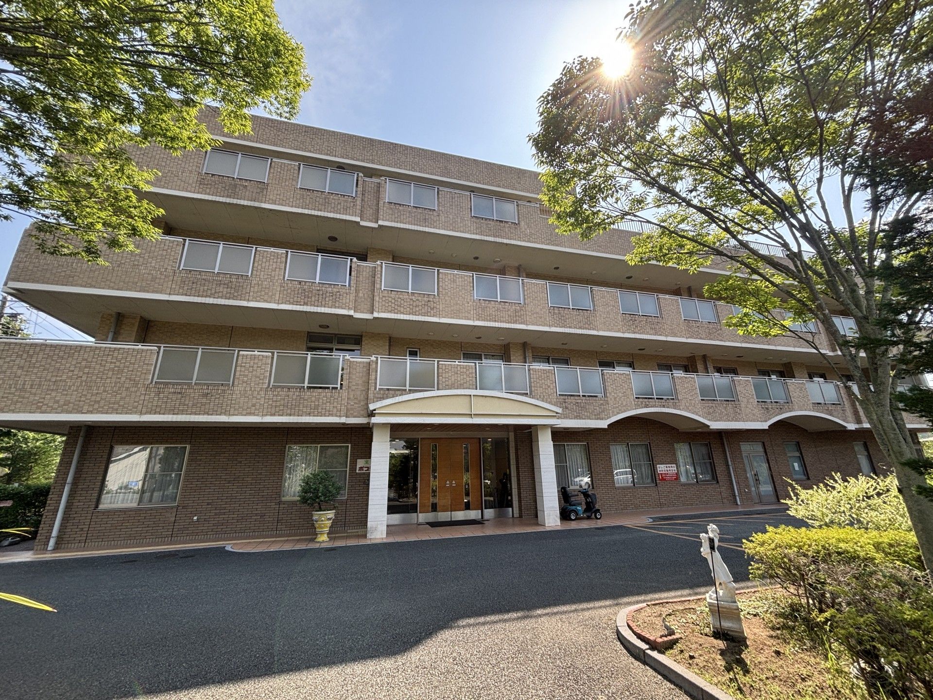 日差しが差し込む建物外観