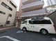 介護施設外観と送迎車