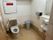 居室のトイレはウォシュレット付きホット便座、立ち座りに便利な手すりが設置してあり、ナースコールもついている。