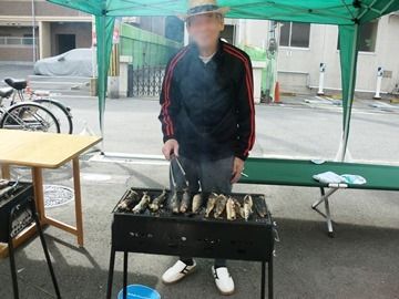楽しいバーベキューをする人