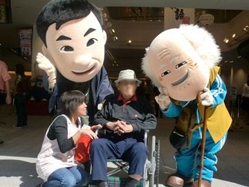 老人とキャラクターのふれあい