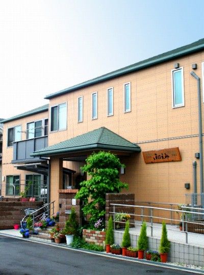 温かみのある外観の建物