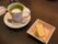 抹茶ラテとお菓子のティータイム