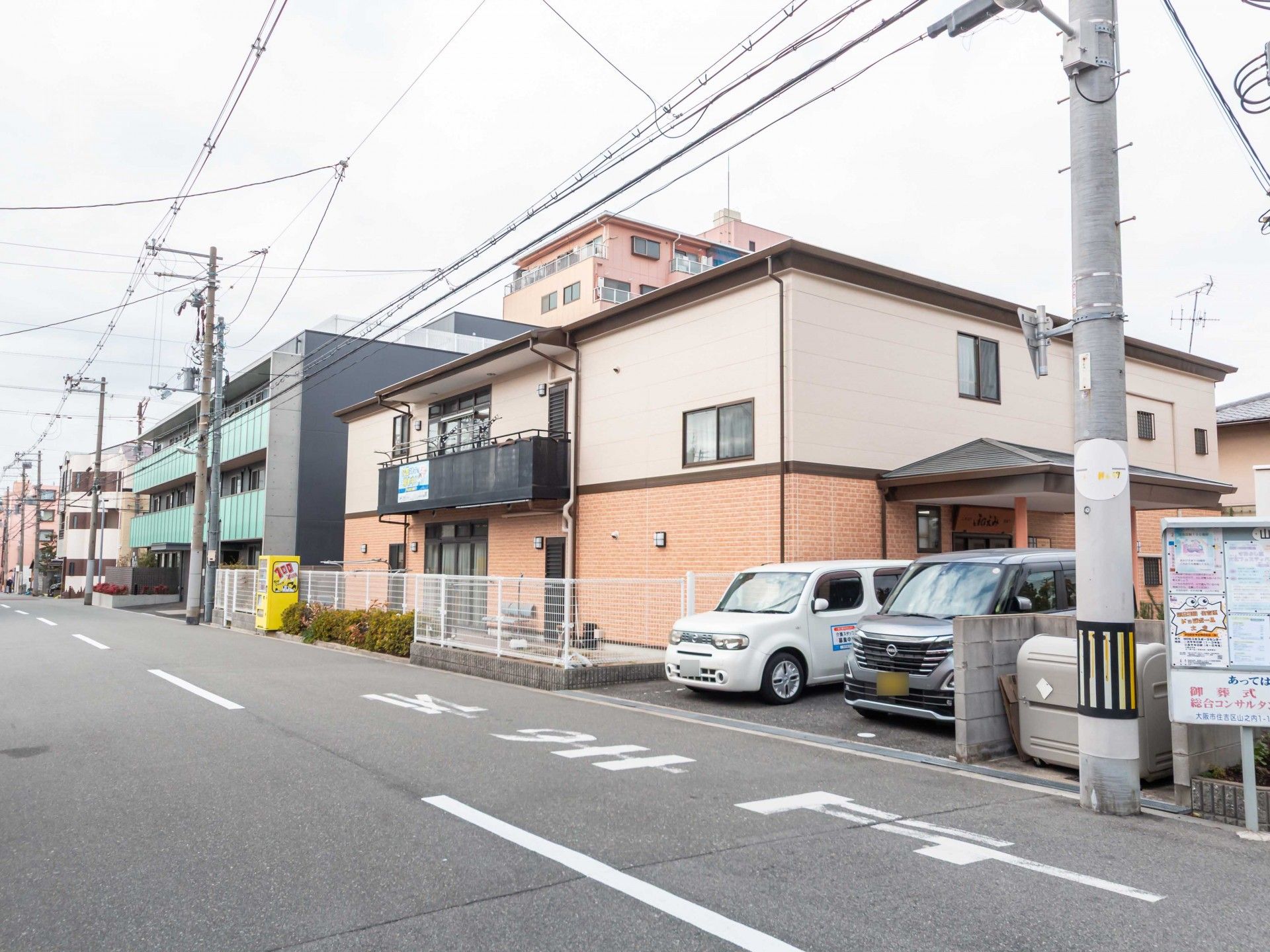 通り沿いの建物外観