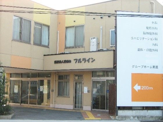 ２階建てのブラウンを基調とした建物。玄関はガラス扉で、全体的に明るい雰囲気。