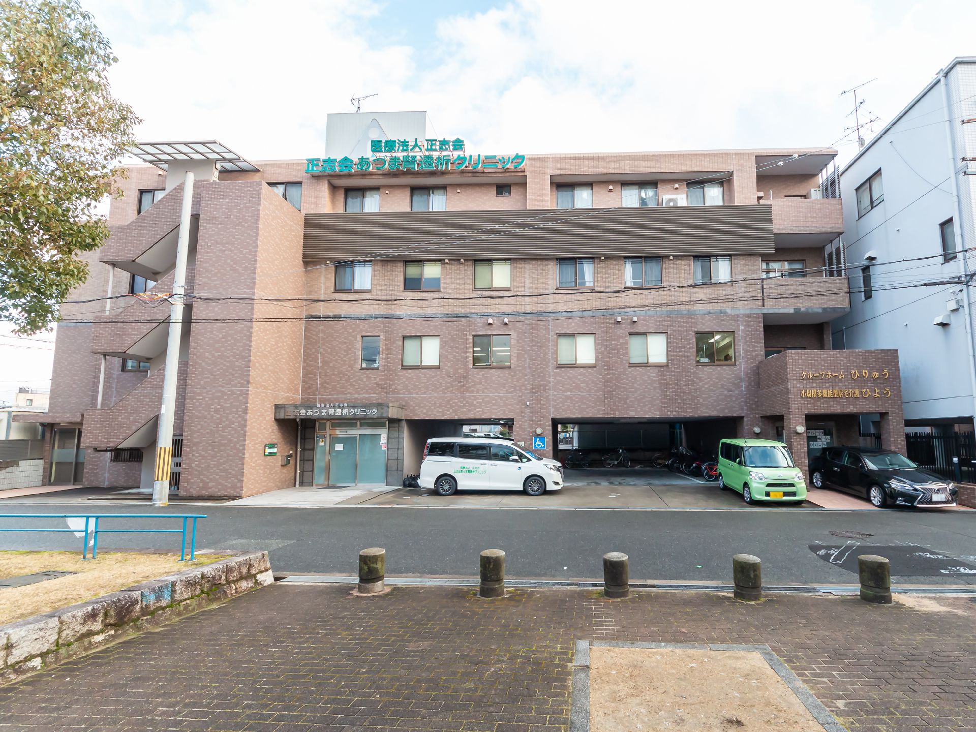 茶色を基調とした施設外観