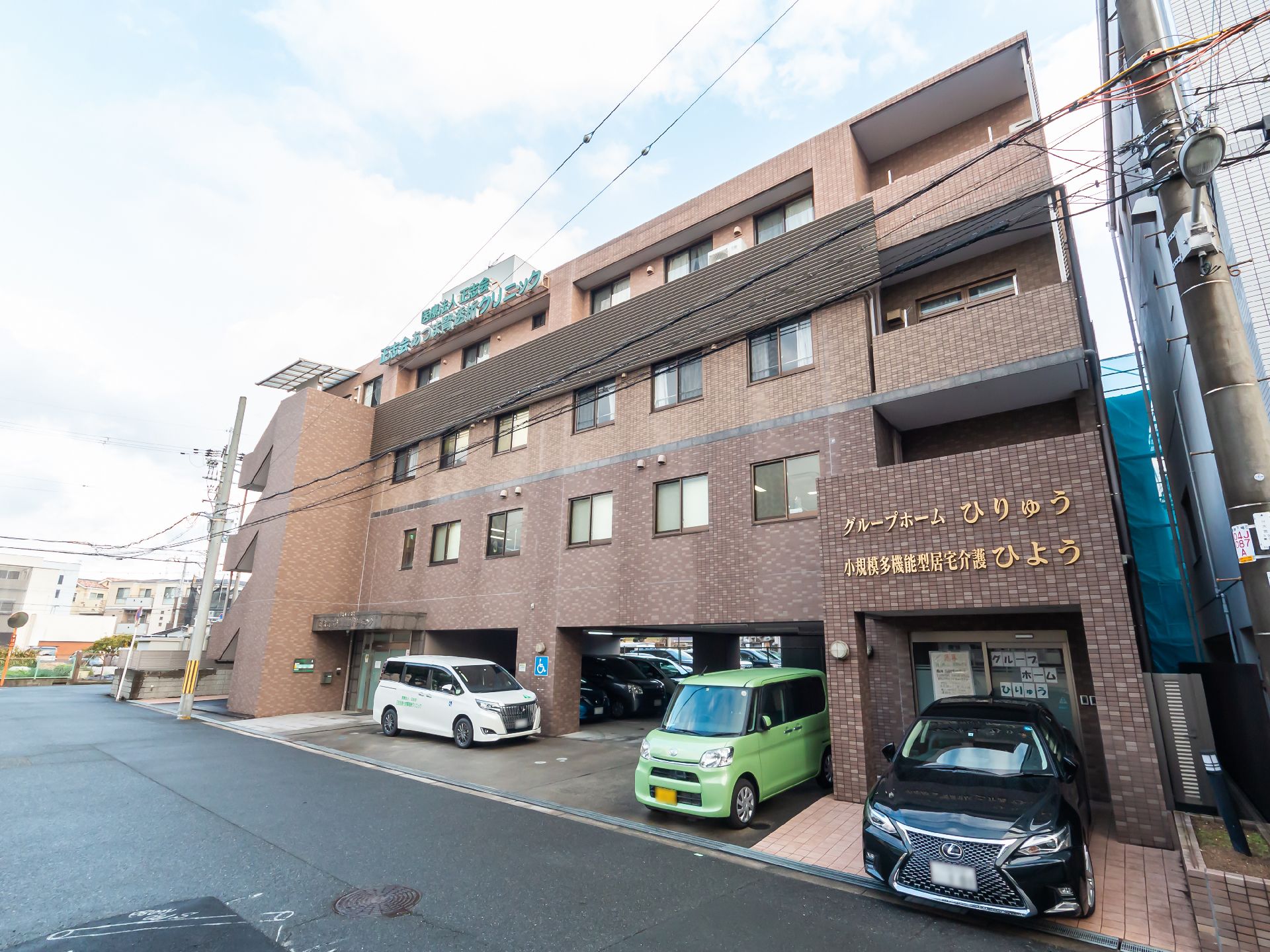 茶色を基調とした施設外観