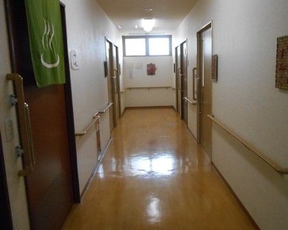 明るく清潔な廊下