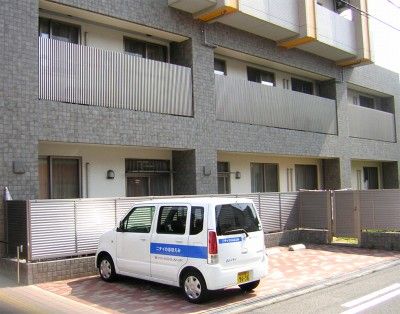 明るい外観の建物