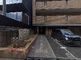 落ち着いた街並みの建物外観