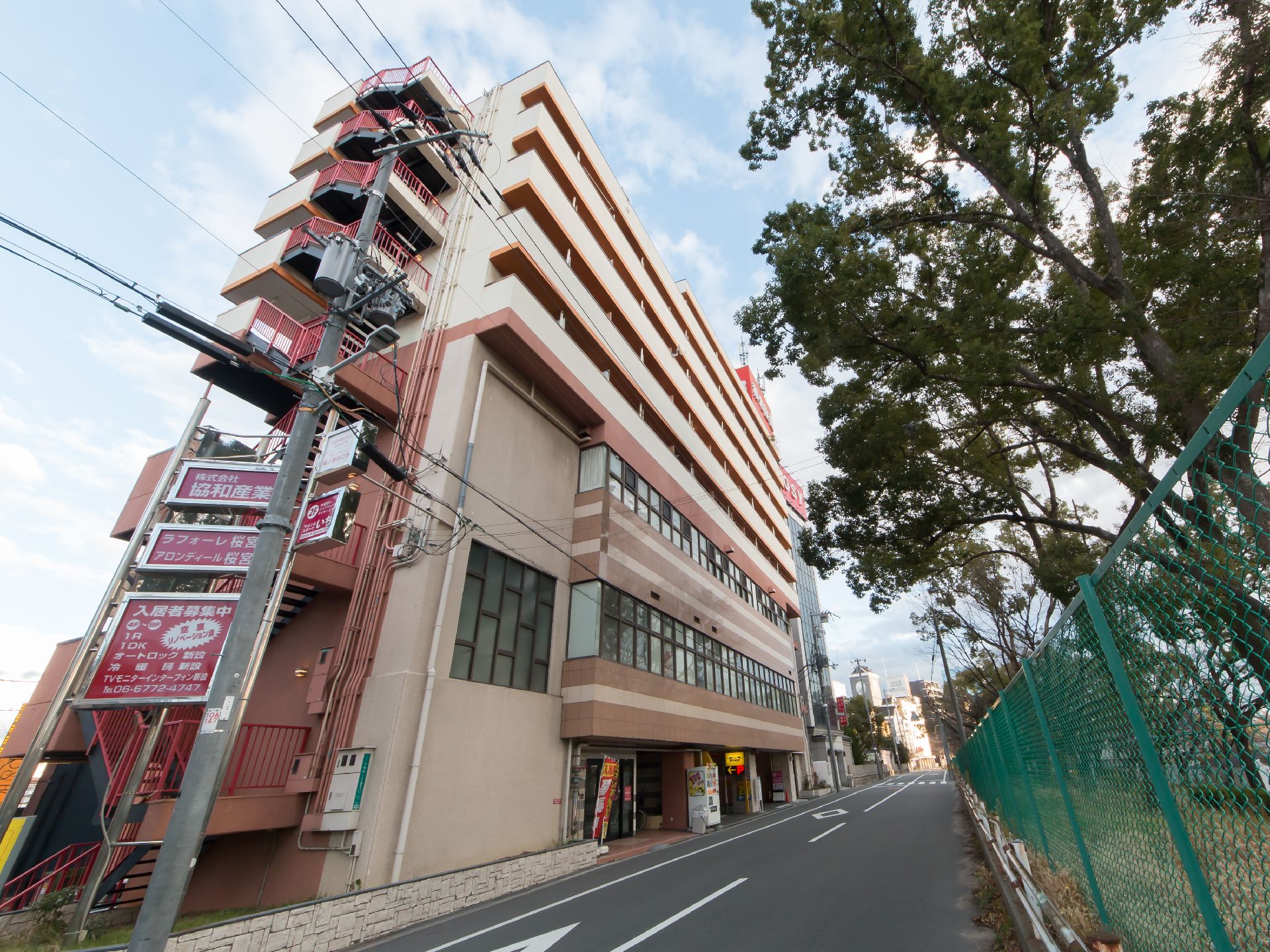 多階層のモダンな建物外観