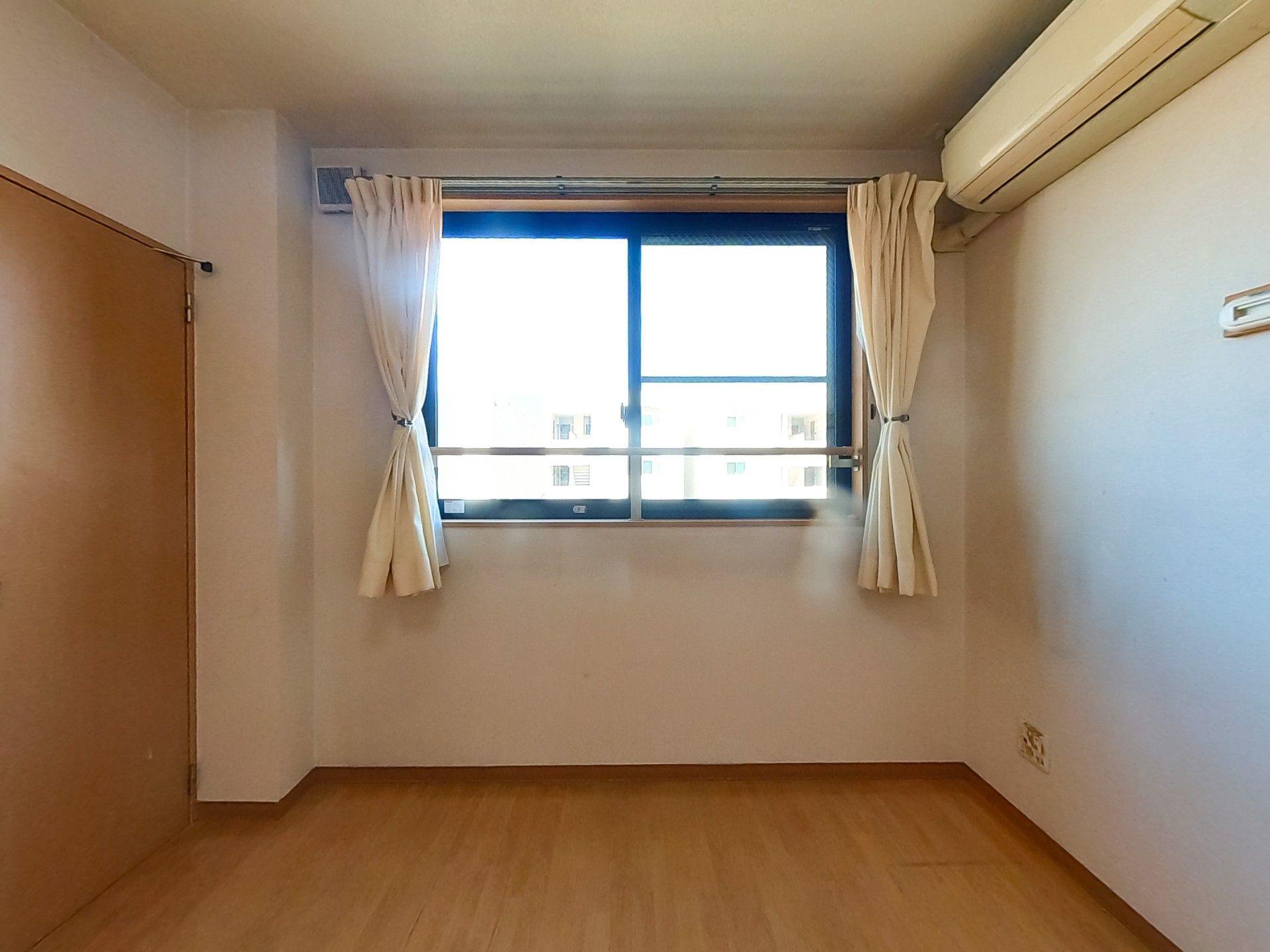 窓際の明るい部屋