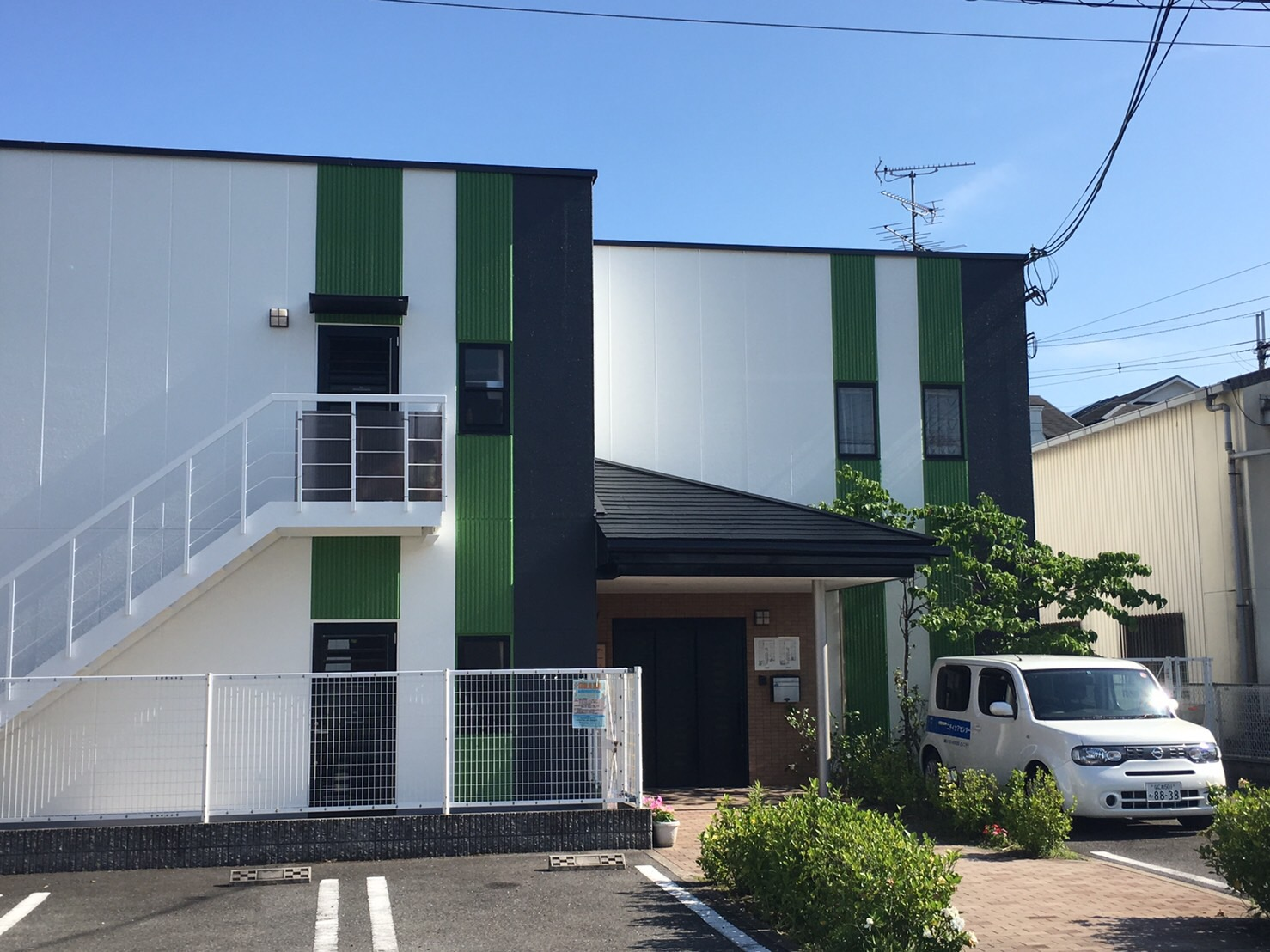 緑のアクセントのある建物正面