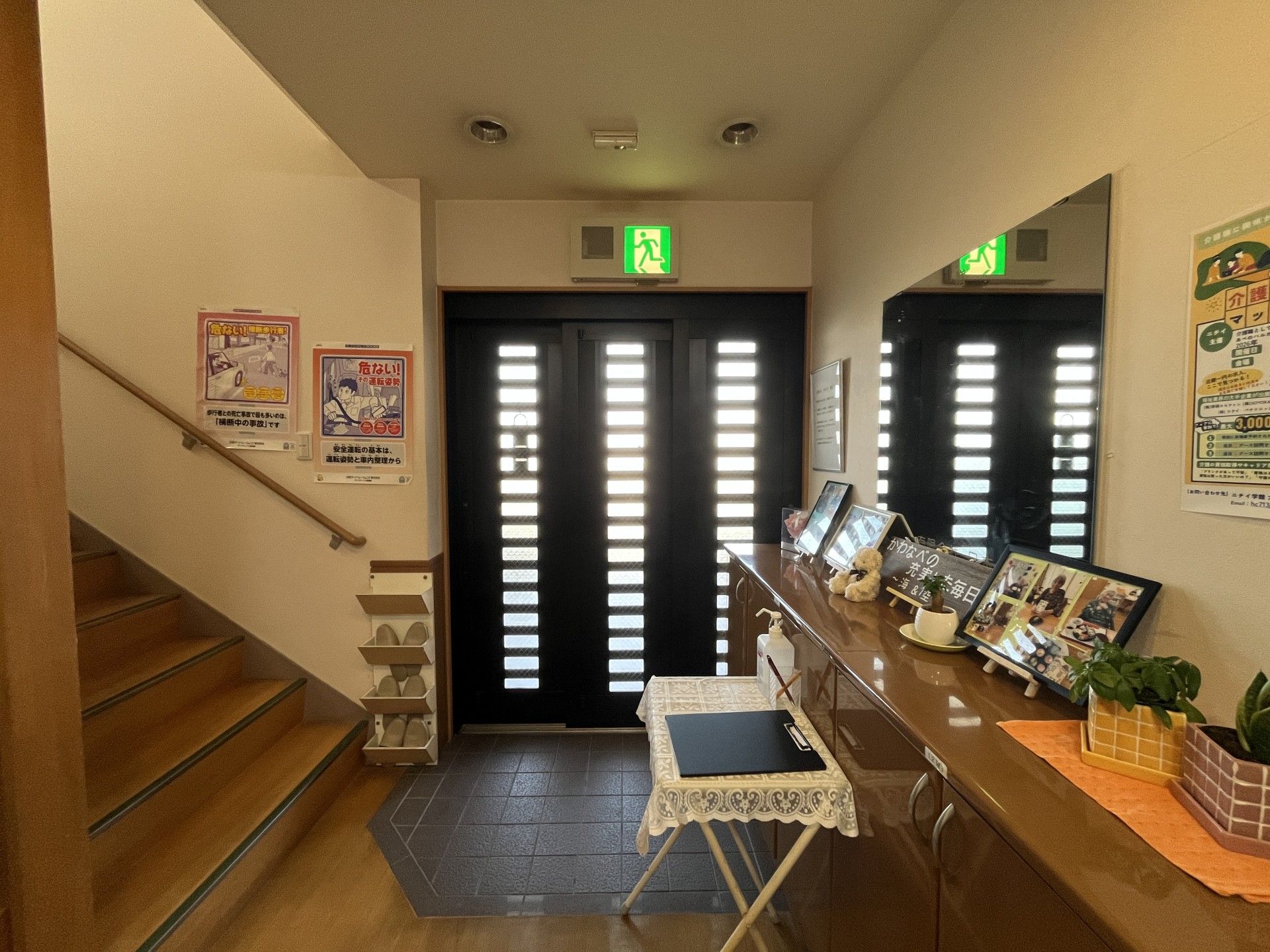 階段と出入口の風景