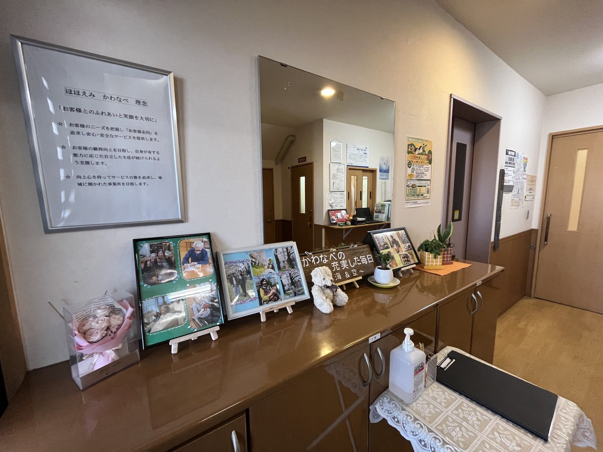 思い出の写真が並ぶ廊下