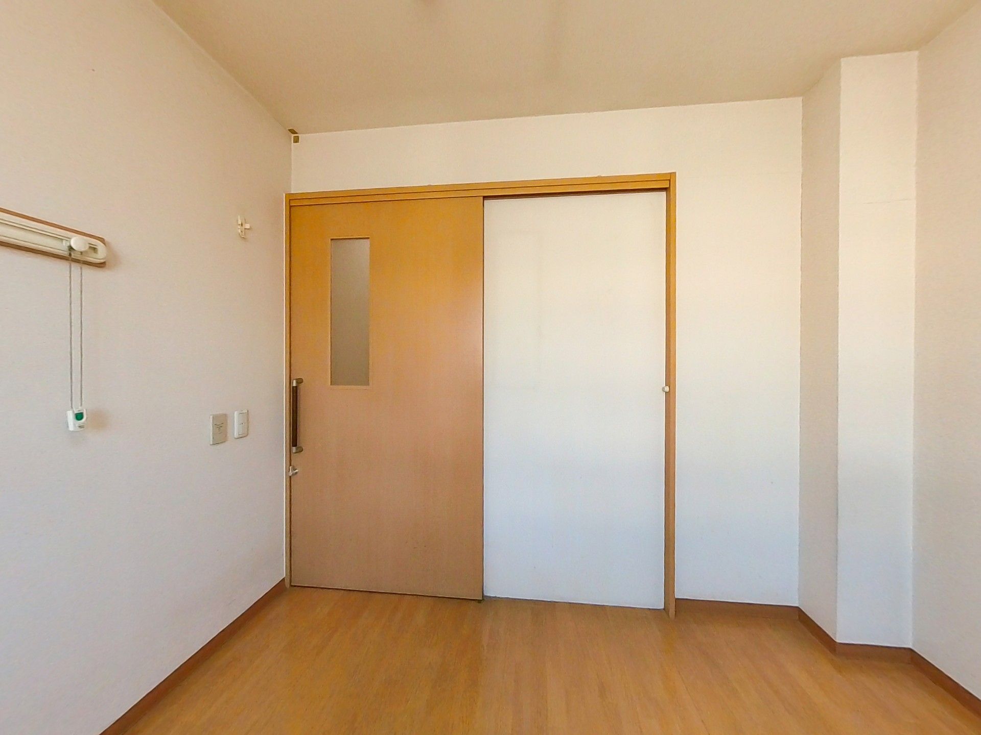 木製の引き戸のある部屋