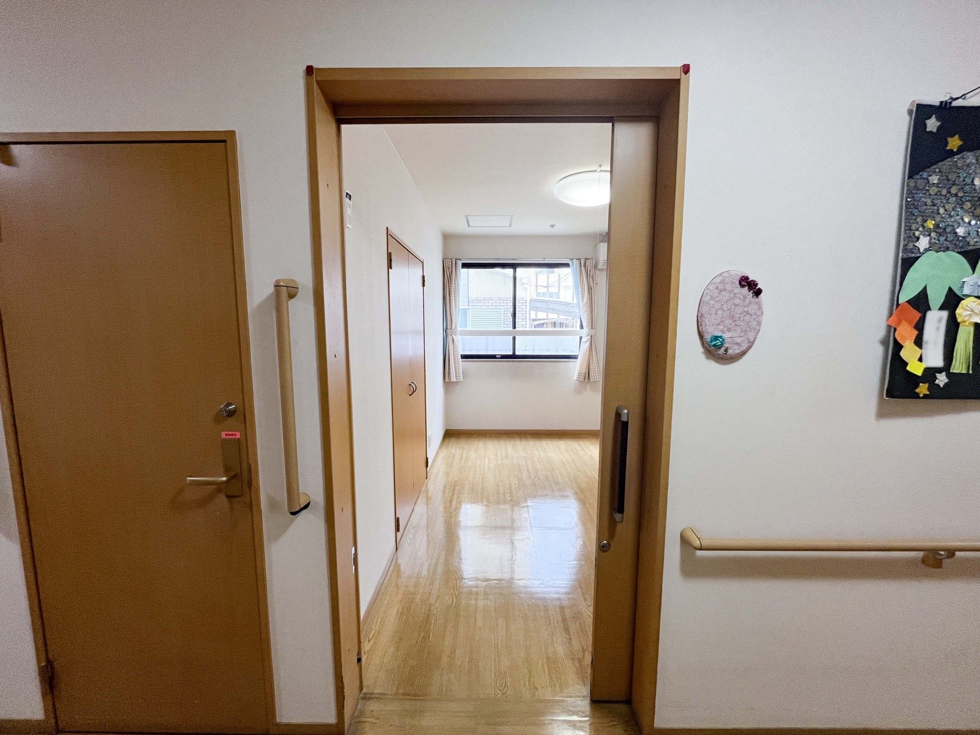 明るい廊下と部屋