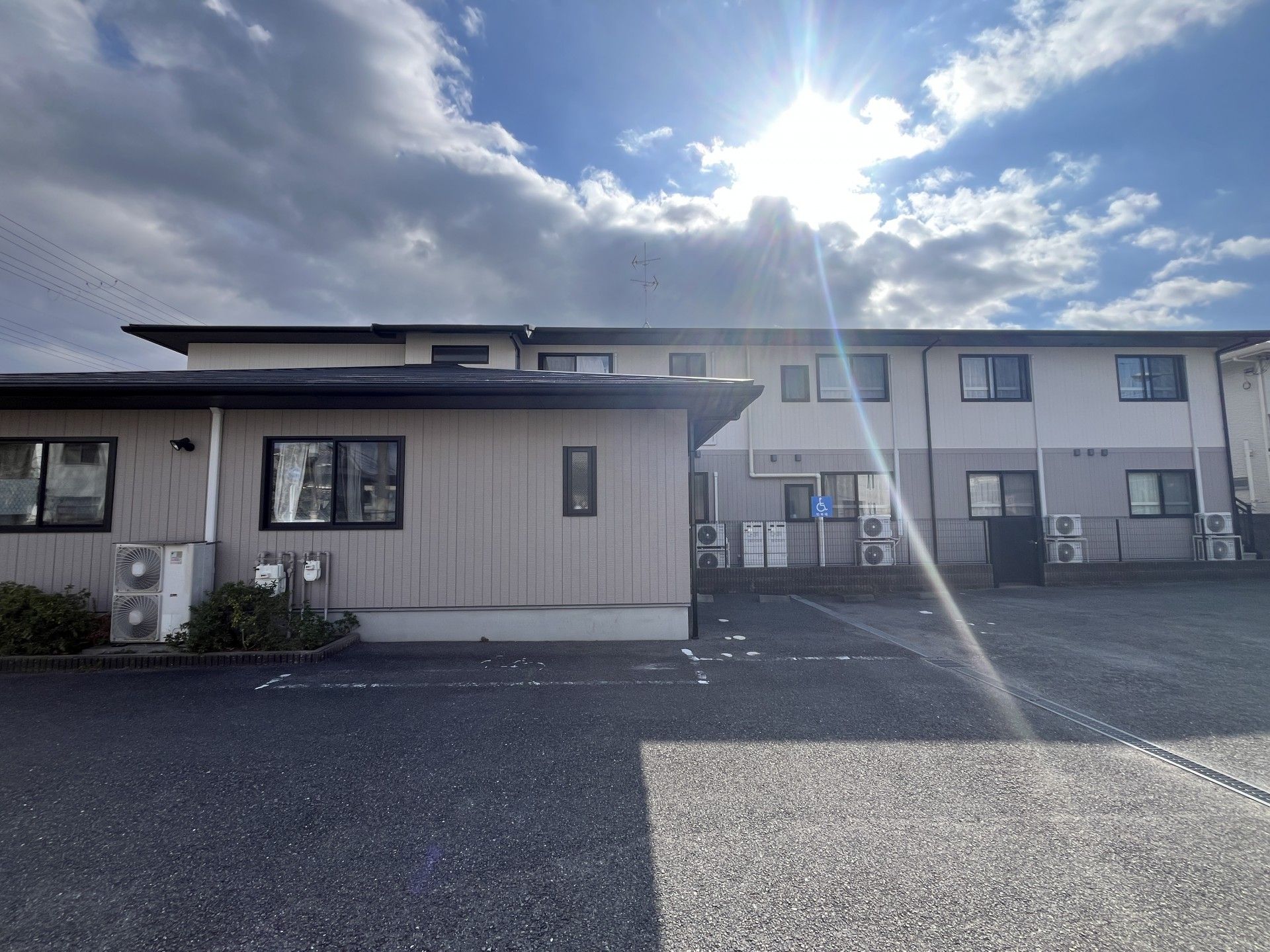 日差しが差し込む建物外観