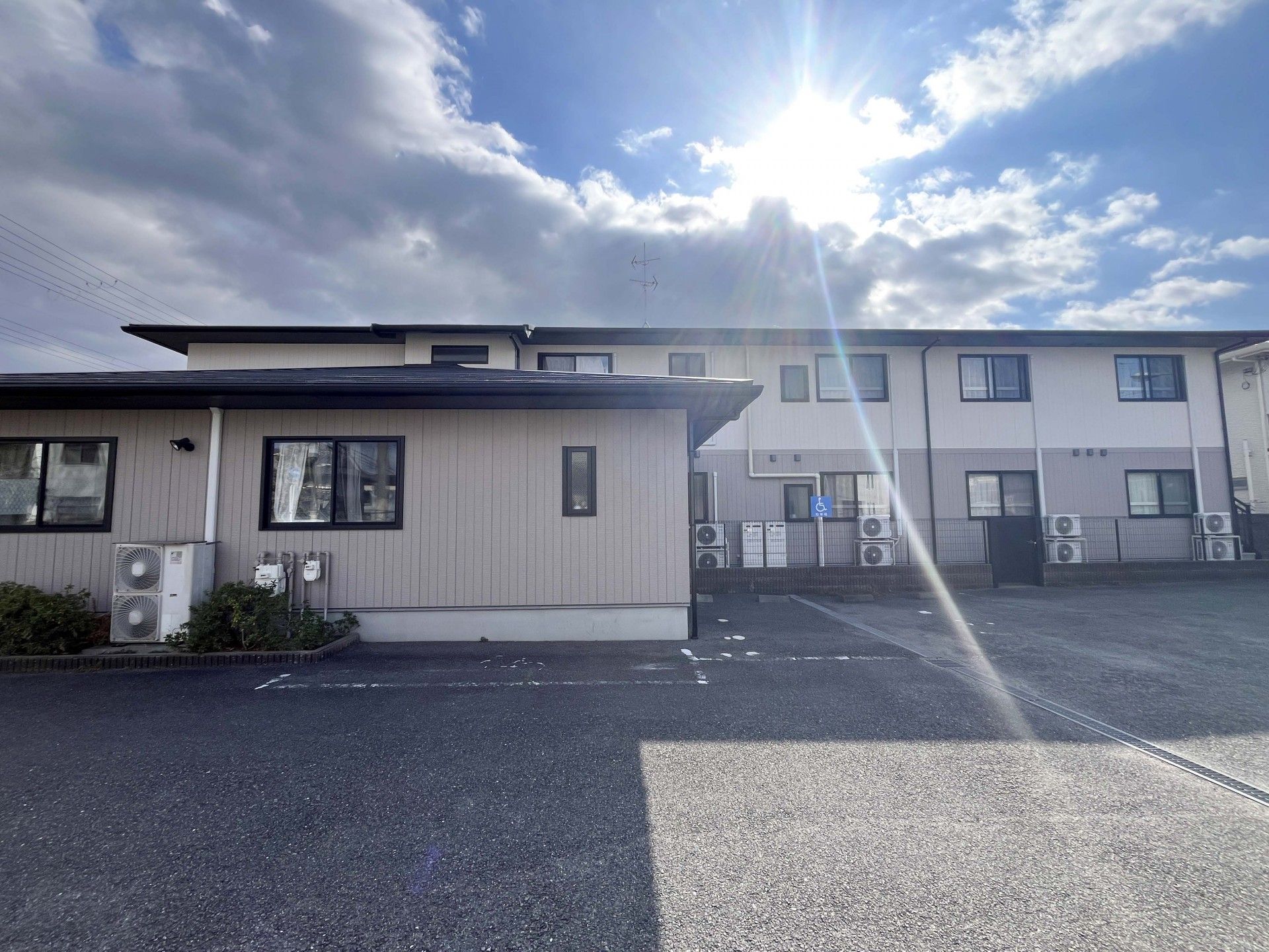日差しが差し込む建物外観