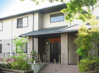 温かみのある施設の入口