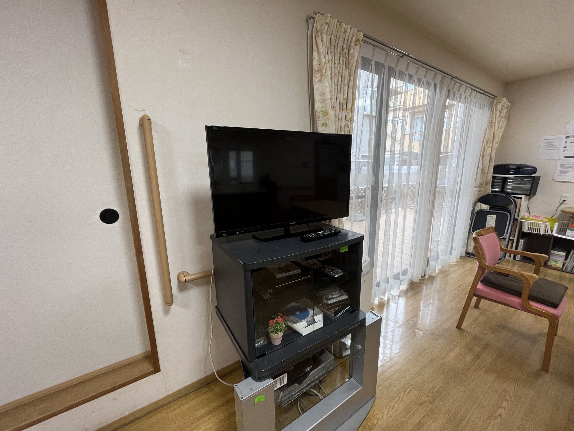 テレビと椅子のある部屋