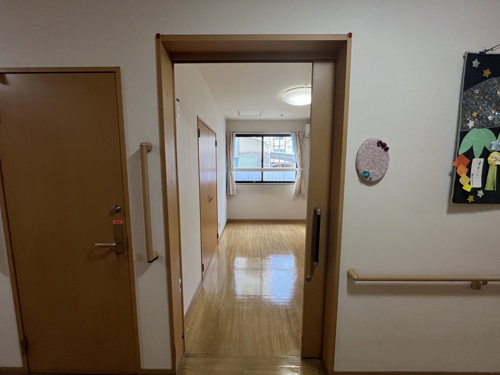 明るい廊下と部屋