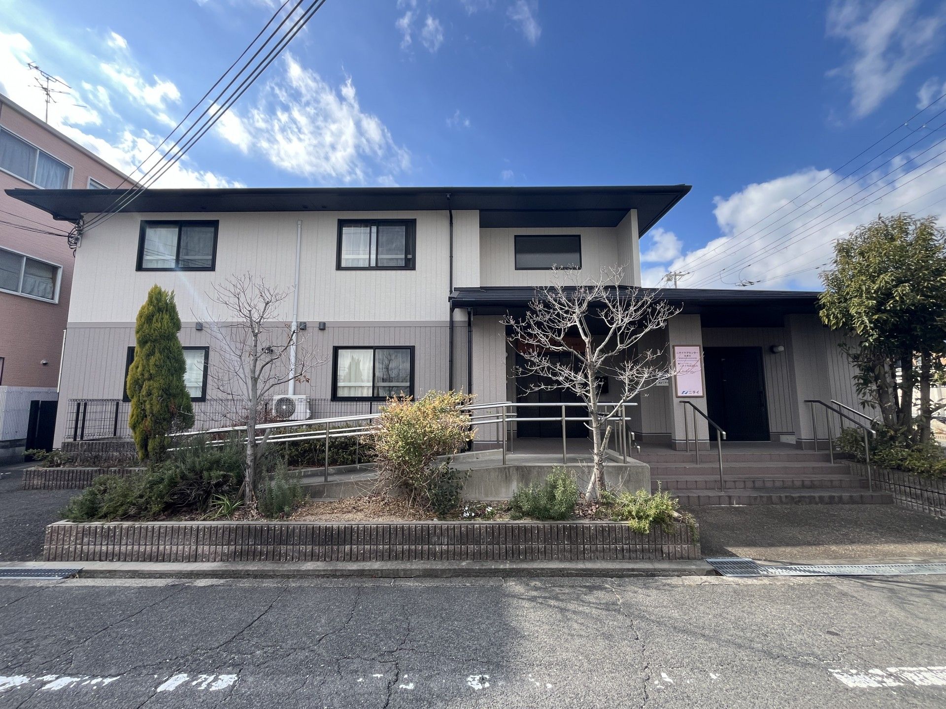 優しい雰囲気の建物外観