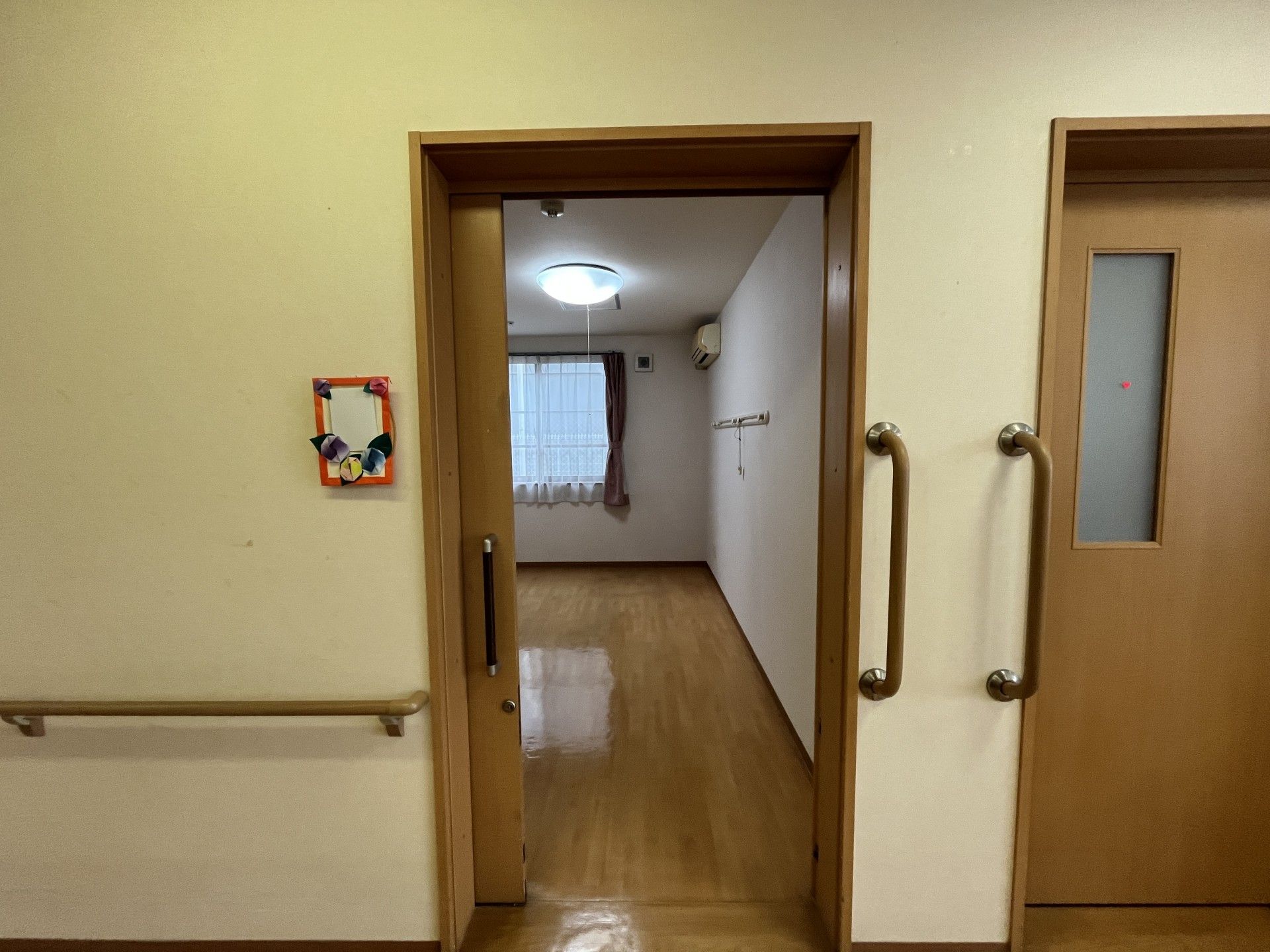 明るい部屋の入口