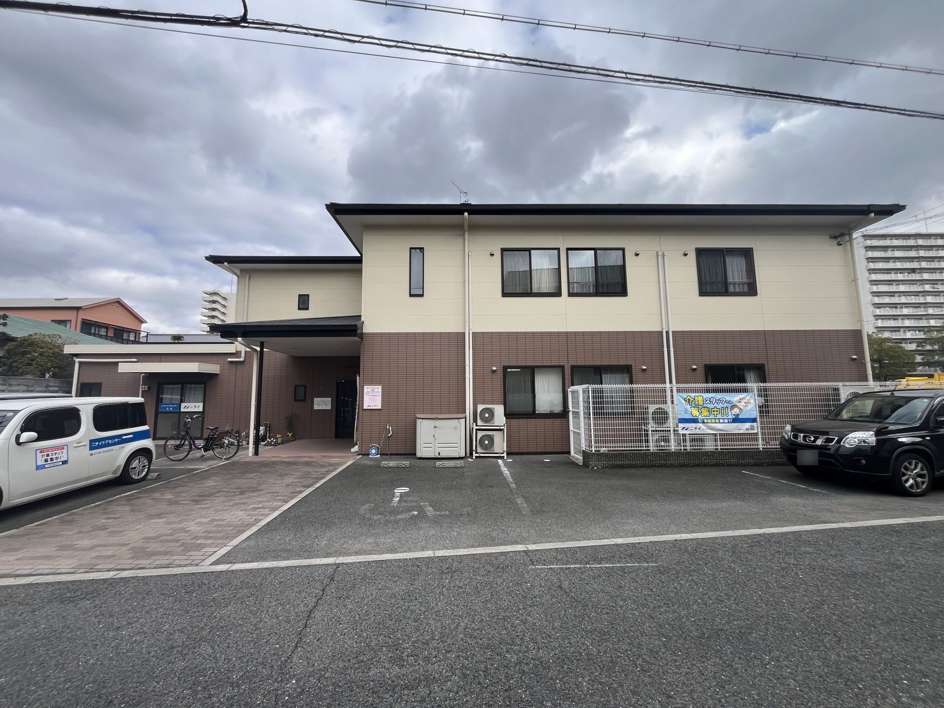 駐車場のある建物外観