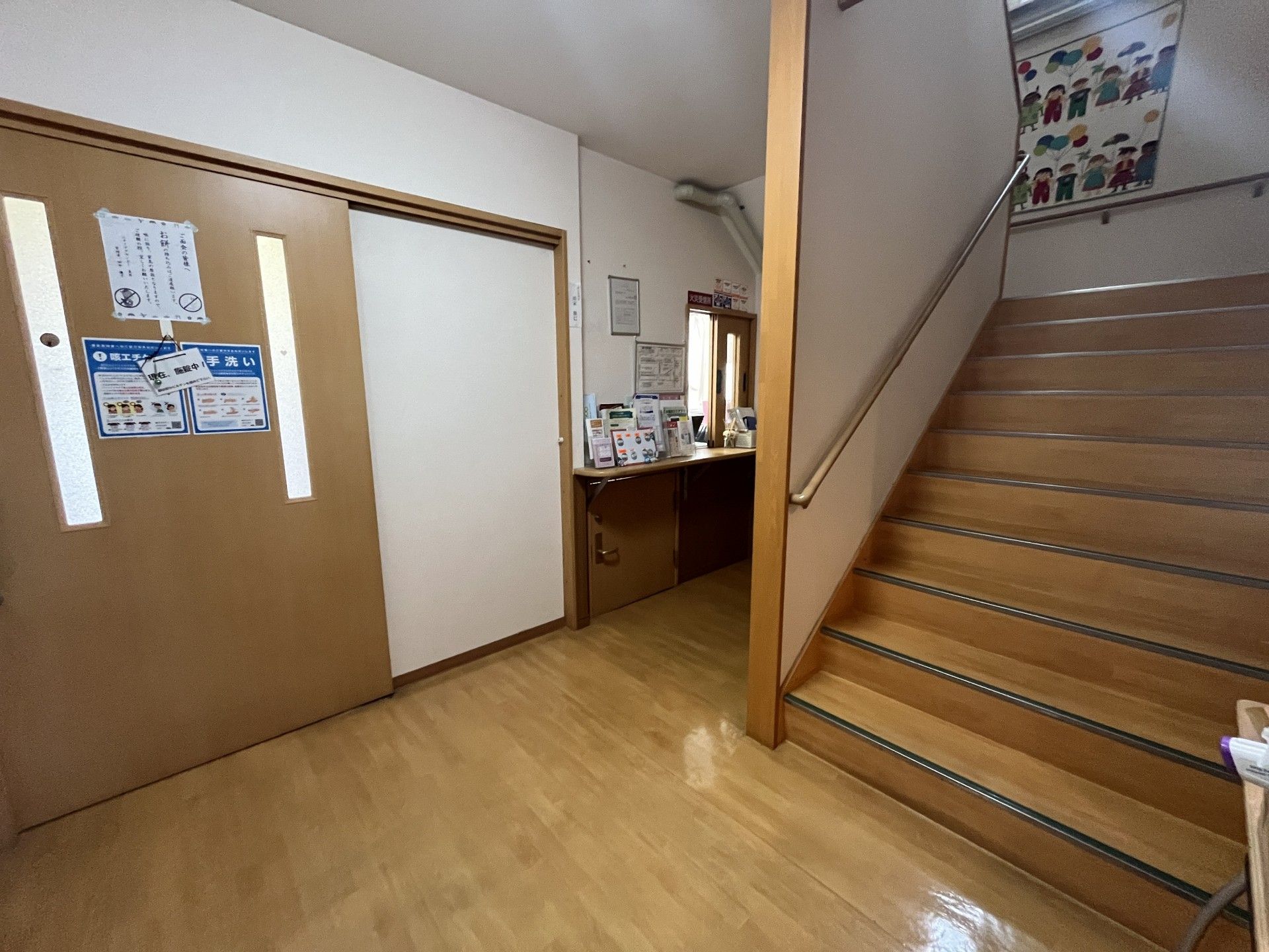 階段と案内板のある廊下