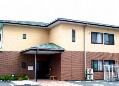 温かみのある外観の建物